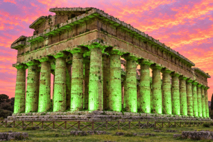 Paestum, il Tempio di Nettuno si illumina di verde per la Giornata SLA: siglato il patto per l’accessibilità