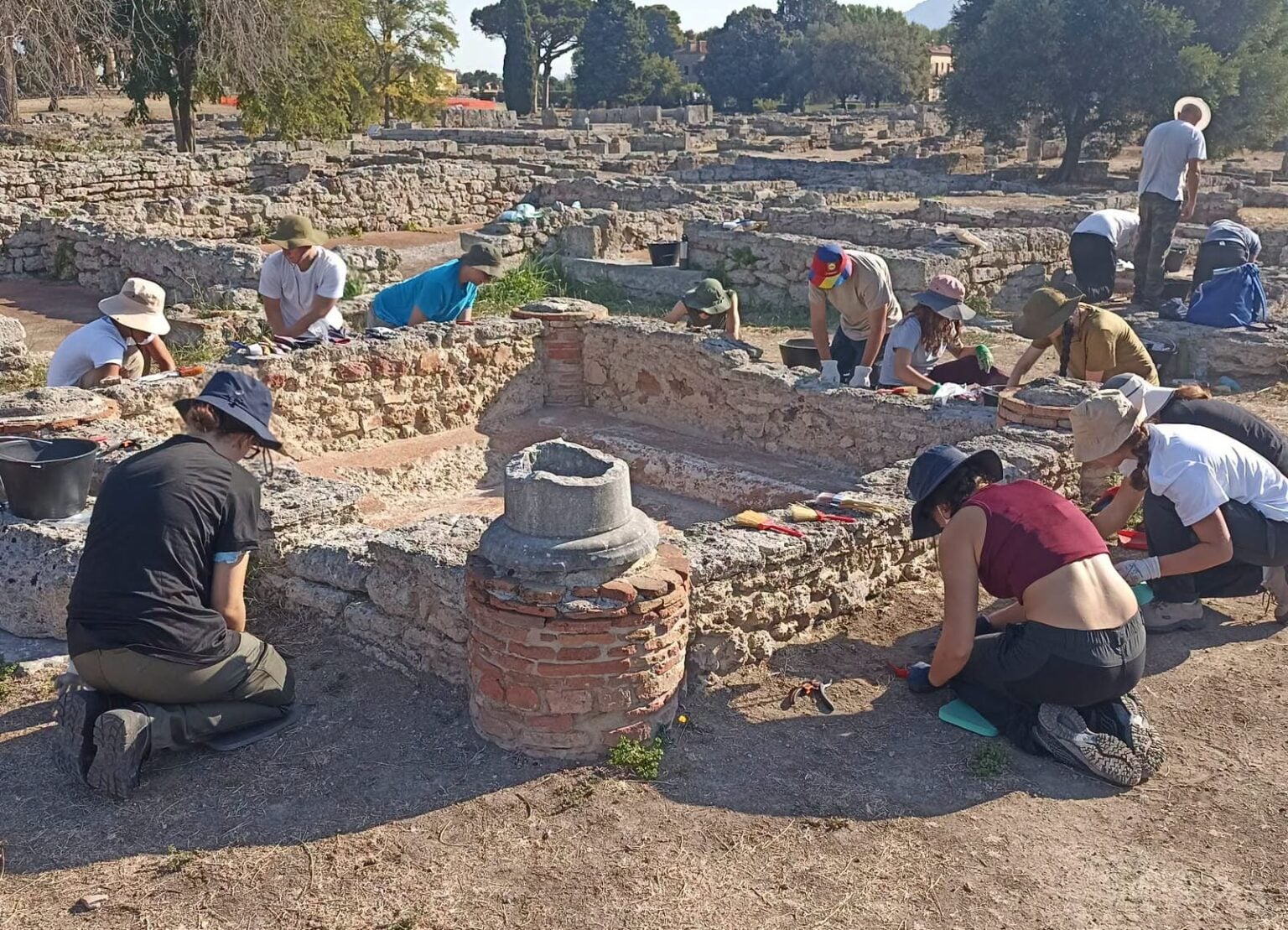 Gli studenti di Livorno a lezione di archeologia tra le domus di Paestum