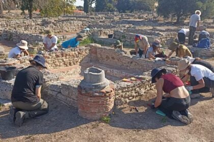 Gli studenti di Livorno a lezione di archeologia tra le domus di Paestum