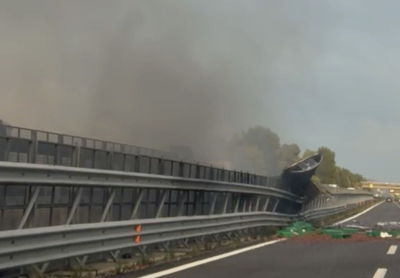 A2 del Mediterraneo: camion in fiamme a Sicignano, traffico bloccato
