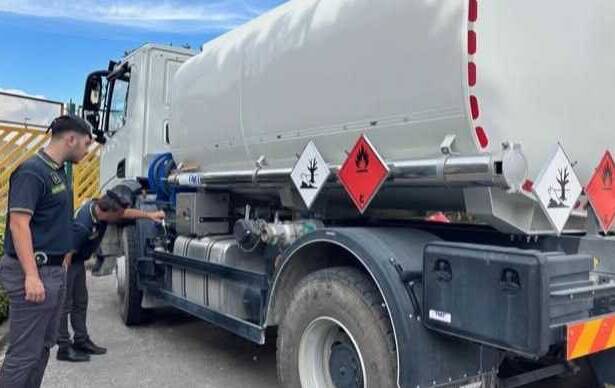 Eboli, sequestrati 8.500 litri di gasolio fuorilegge: scatta la denuncia