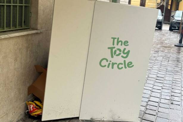Vandalizzato a Eboli il contenitore “The Toy Circle”: rabbia tra i residenti