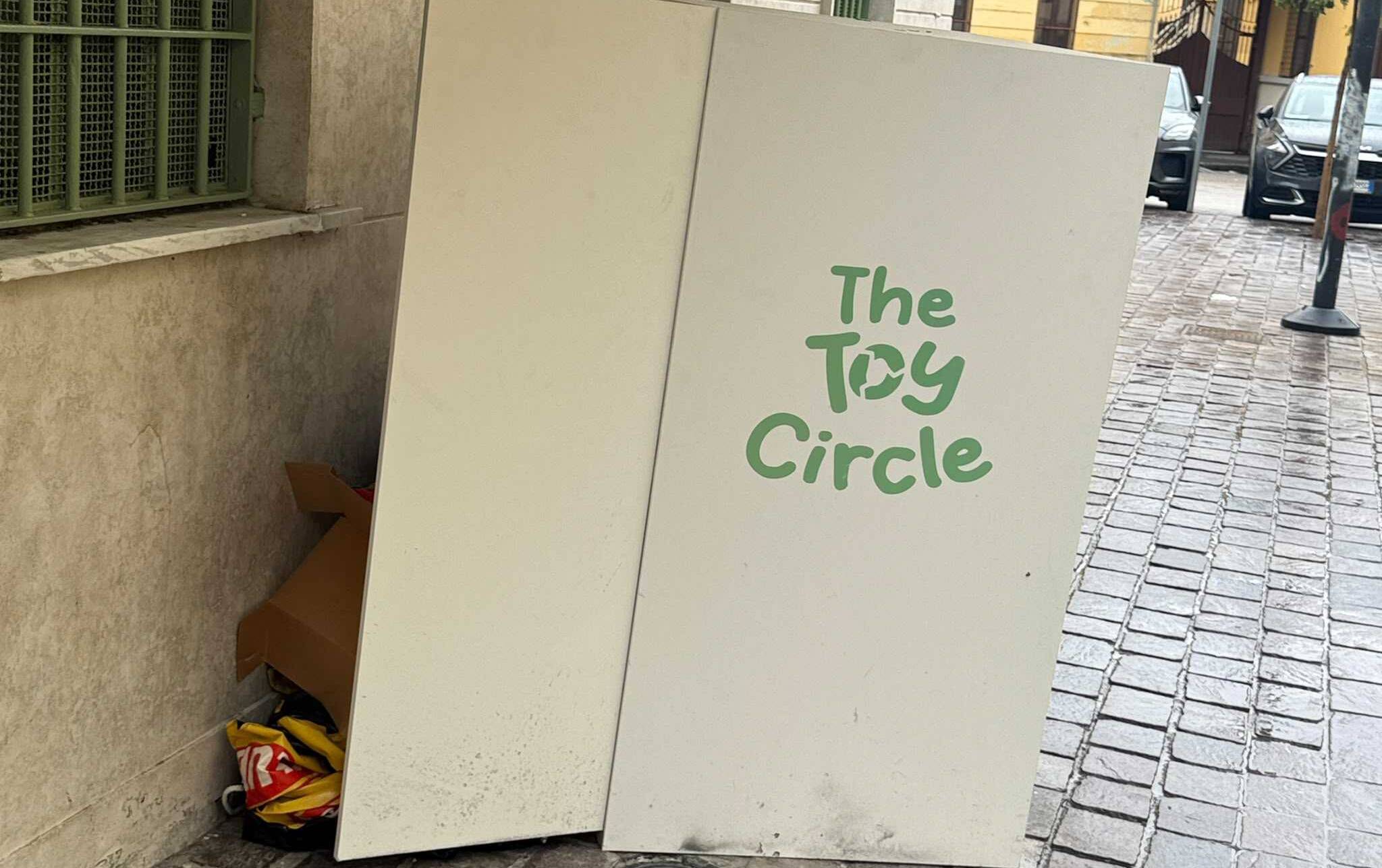 Vandalizzato a Eboli il contenitore “The Toy Circle”: rabbia tra i residenti