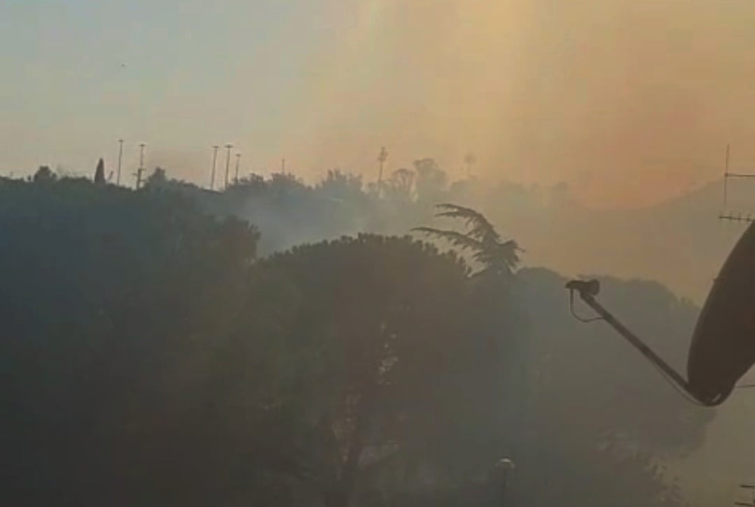 Eboli: fiamme al rione Pescara, paura tra i residenti. In azione i Vigili del fuoco