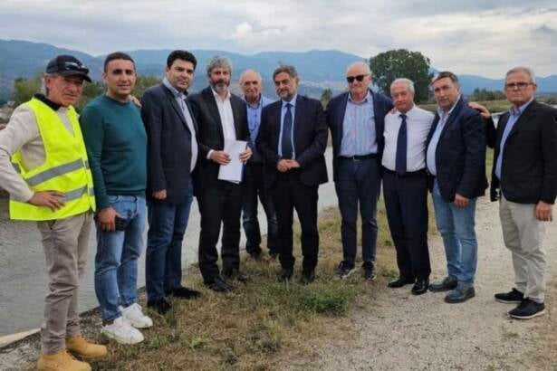 Sassano, sopralluogo del governatore Fico alla vasca Cappuccini