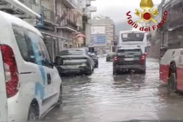 Incendio e maltempo nel Salernitano: rogo all’Ocean Beach e allagamenti
