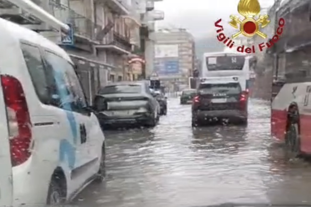Incendio e maltempo nel Salernitano: rogo all’Ocean Beach e allagamenti