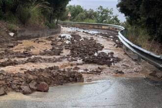 Maltempo nel Cilento: frane, alberi caduti e tombini saltati. Chiusa la strada San Mauro Cilento–Acciaroli
