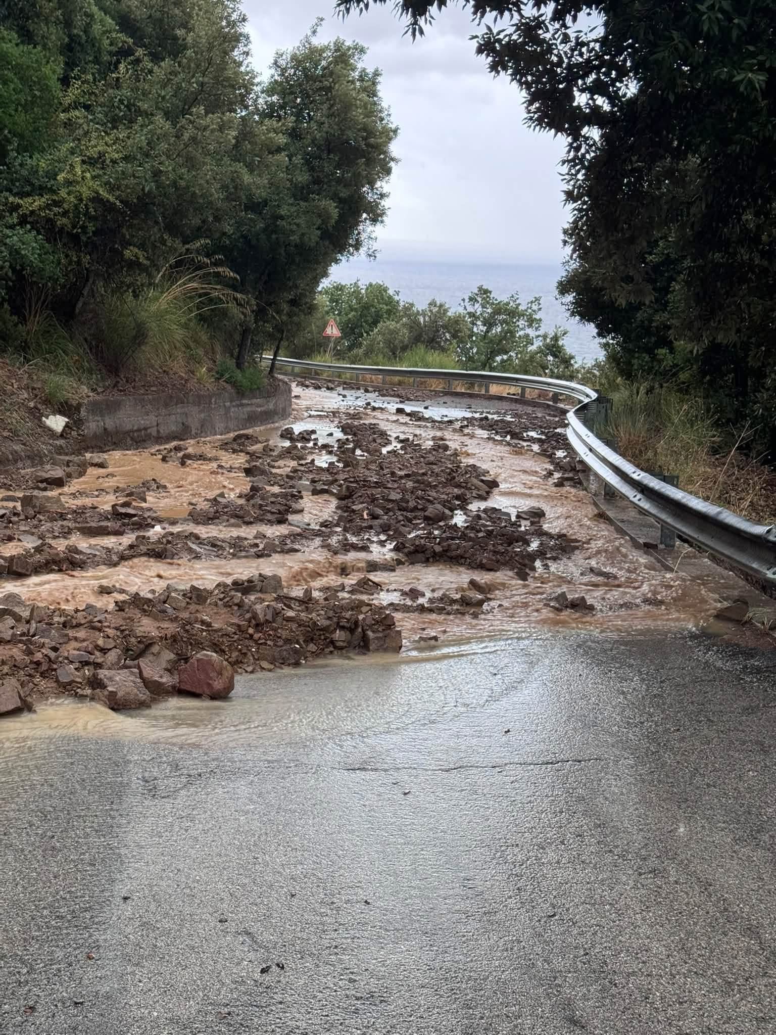Maltempo nel Cilento: frane, alberi caduti e tombini saltati. Chiusa la strada San Mauro Cilento–Acciaroli