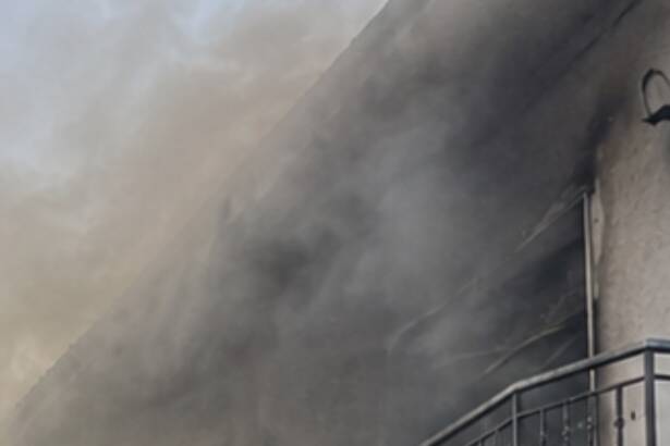 Incendio in abitazione a Capaccio Paestum: grave un uomo, due feriti