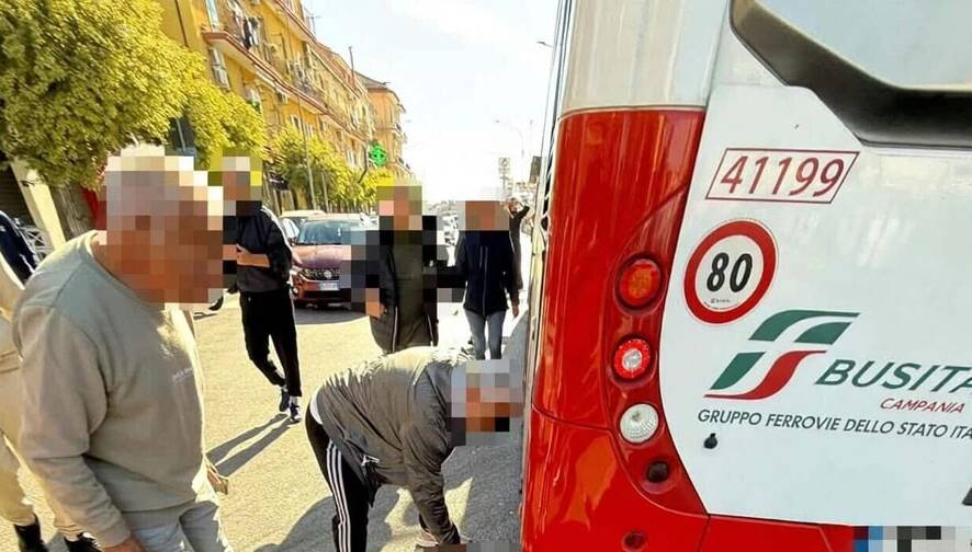 Tragico incidente in Corso Italia: scontro tra scooter e autobus, muore un 15enne