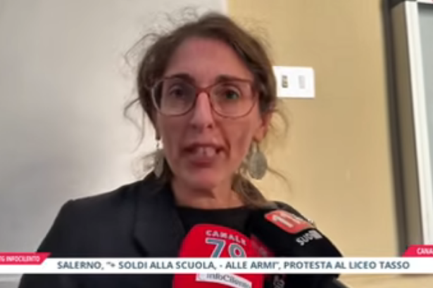 Salerno, “+ soldi alla scuola, – alle armi”, protesta degli studenti al Liceo Tasso