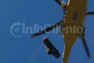 Laviano, grave incidente nel bosco: 60enne colpita da un albero finisce nel burrone