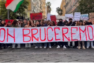Carovita a Salerno, studenti e commercianti in piazza: “Non stiamo zitti”