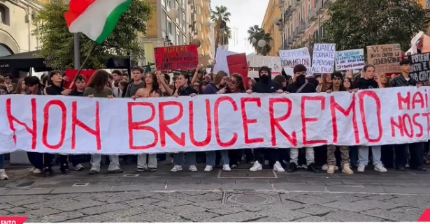 Carovita a Salerno, studenti e commercianti in piazza: “Non stiamo zitti”