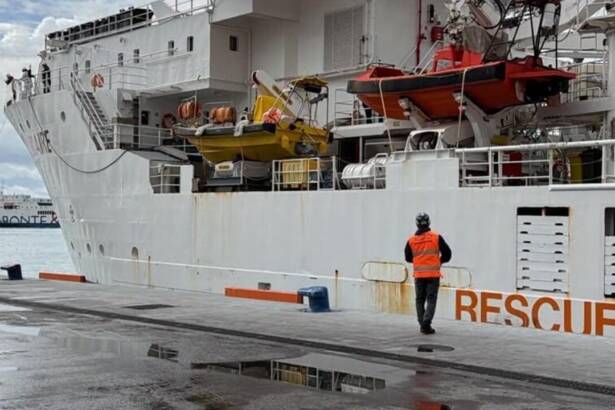Salerno, approdata la nave Solidaire: in salvo 14 migranti, metà sono minori