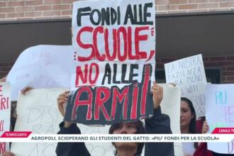 Agropoli: gli studenti del “Gatto” in piazza per protestare contro il carovita e la carenza di fondi per la scuola