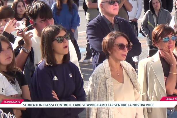 Agropoli, studenti in piazza contro il caro vita: «Spazi dignitosi a scuola»