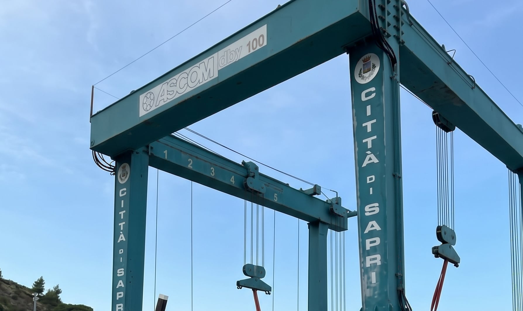 Torna in funzione il carroponte al porto di Sapri: al via la gestione diretta del Comune