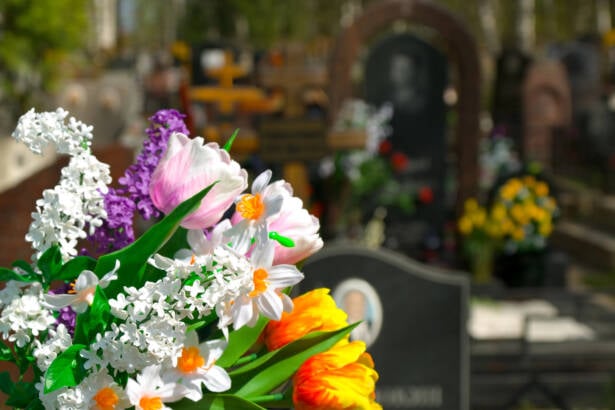 Un fiore per la memoria: l’arte floreale in omaggio ai defunti a Salerno