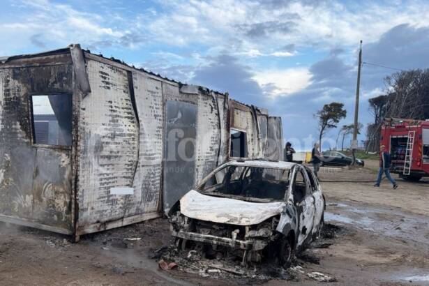 Capaccio Paestum, auto in fiamme dopo una lite: fiamme vicine al lido