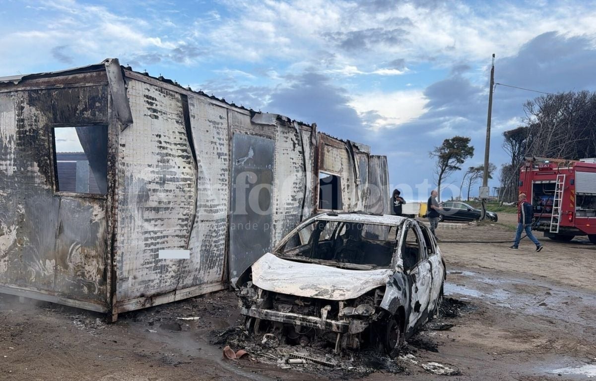 Capaccio Paestum, auto in fiamme dopo una lite: fiamme vicine al lido