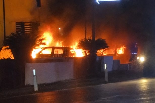 Notte di fuoco a Capaccio Paestum: auto avvolte dalle fiamme