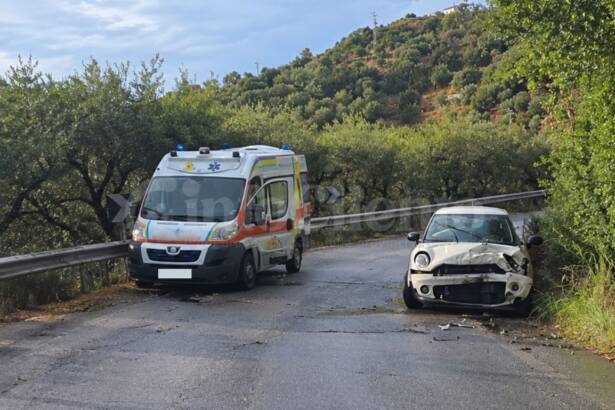 Scontro frontale tra ambulanza e auto sulla strada Pioppi-Acciaroli: ferita una donna