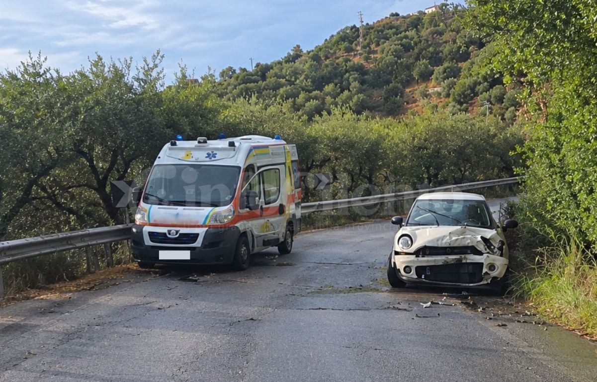 Scontro frontale tra ambulanza e auto sulla strada Pioppi-Acciaroli: ferita una donna