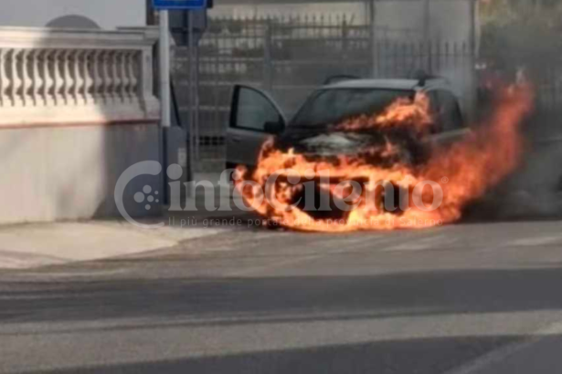 Atena Lucana, auto in fiamme sulla SS19 nello Scalo: illesa la guida