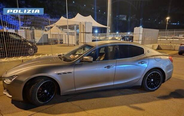 Salerno, Maserati rubata sequestrata al porto: denunciato guidatore