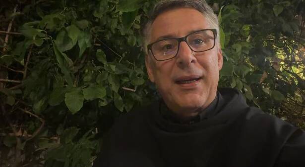Padre Enzo Fortunato a Cuccaro Vetere con il libro su San Francesco