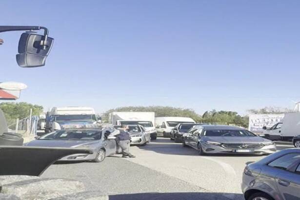 Caro carburante, la protesta degli autotrasportatori blocca la A30 a Sarno