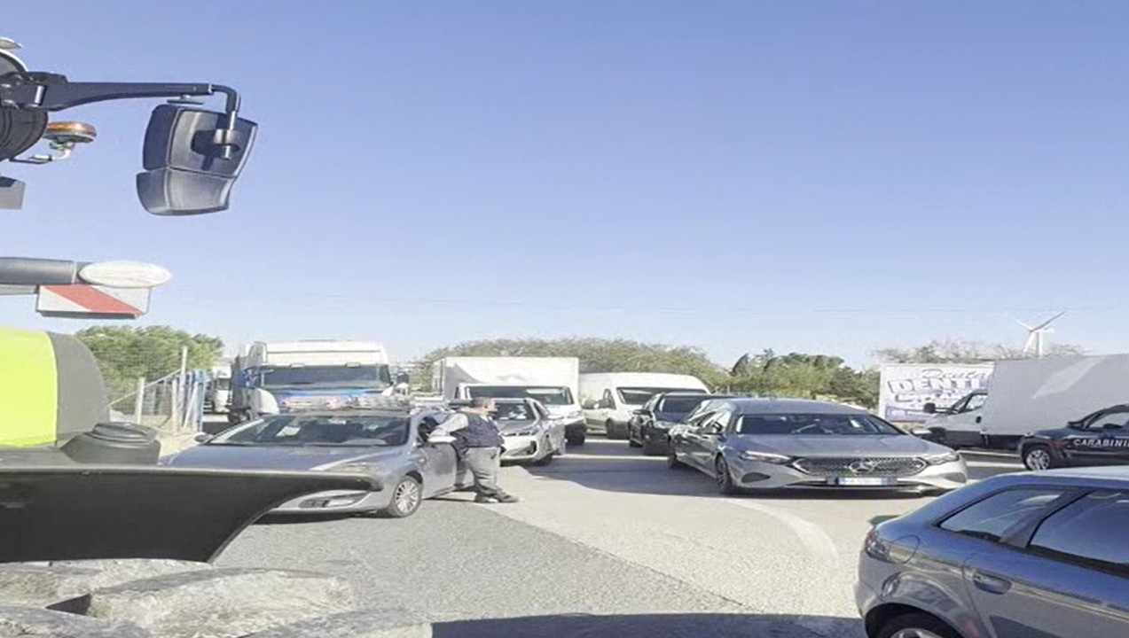 Caro carburante, la protesta degli autotrasportatori blocca la A30 a Sarno