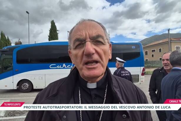 Protesta autotrasportatori a Sala Consilina: il Vescovo De Luca al presidio