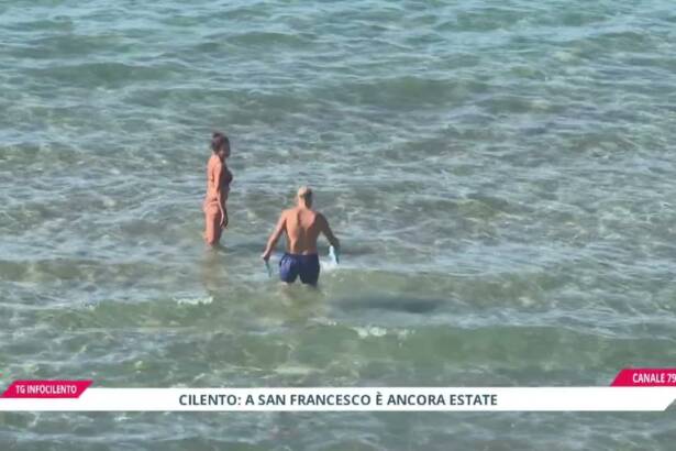 Cilento, domenica d’estate a ottobre: spiagge piene e bagni al mare