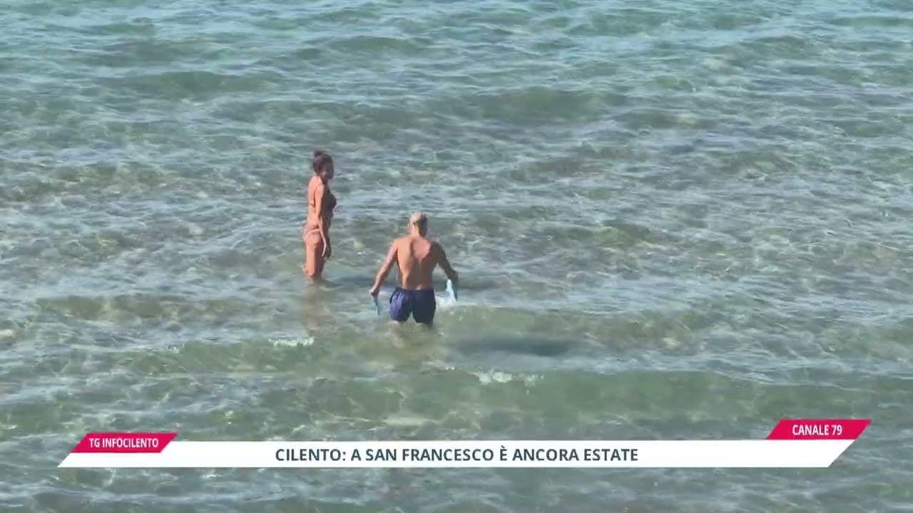 Cilento, domenica d’estate a ottobre: spiagge piene e bagni al mare